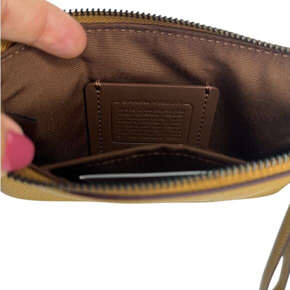 Coach X Peanuts Corner Zip Wristlet With Snoopy Present Motif limited edition - Picture 4 of 6